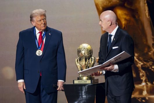 5일(현지시간) 미국 워싱턴DC 케네디 센터의 2026 북중미 월드컵 본선 조 추첨식 무대에서 도널드 트럼프 미국 대통령(왼쪽)이 잔니 인판티노 FIFA 회장으로부터 신설 FIFA 평화상을 받고 있다. UPI연합뉴스