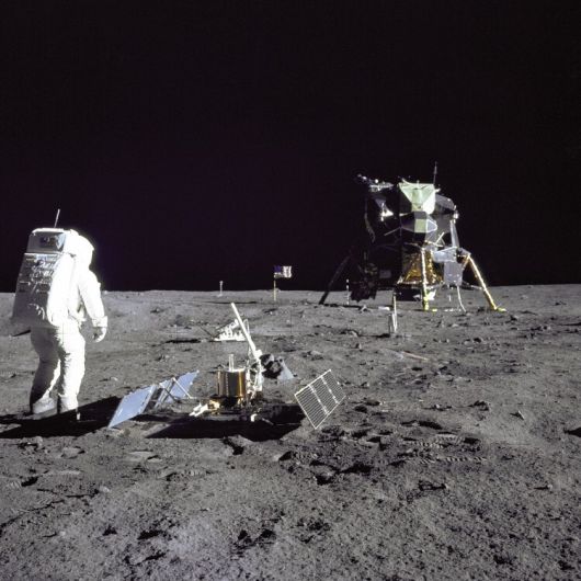 달 표면에서 활동하는 버즈 올드린