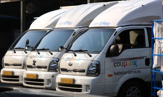 7일 서울의 한 쿠팡 물류센터 앞에 쿠팡 배송트럭이 주차돼 있는 모습. 뉴스1