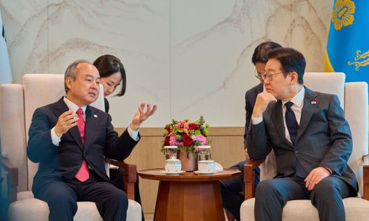 이재명 대통령이 5일 서울 용산 대통령실청사에서 손정의 소프트뱅크 회장을 접견하고 있다. 대통령실 제공