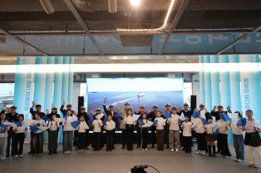 포항문화재단은 8일 동빈문화창고1969(구 수협냉동창고)에서 개관식을 갖고, 동빈내항을 상징해 온 산업 유산이 시민의 문화 공간으로 재탄생했음을 공식적으로 알린 가운데 기념촬영을 하고 있다.