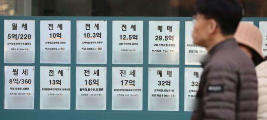 서울 송파구의 한 부동산에 인근 아파트 월세·전세·매매 매물 안내문이 붙어 있다. 뉴스1