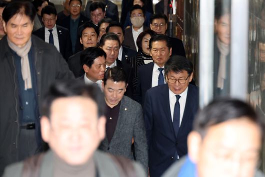 정청래 대표와 김병기 원내대표를 비롯한 더불어민주당 의원들이 8일 서울 여의도 국회에서 열린 비공개 의원총회를 마친 뒤 회의장을 나서고 있다. 민주당은 이날 내란전담재판부 설치법 등 사법개혁안의 본회의 상정 일정을 논의했으나 위헌 소지에 대한 지적이 제기되자 추가 논의가 필요하다는 데 의견을 모아 결론을 미루기로 했다. 연합뉴스