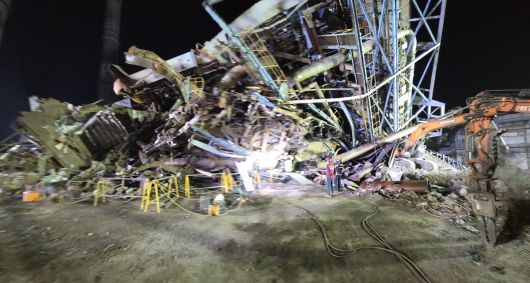 지난 11월 12일 울산화력발전소 보일러 타워 붕괴 사고 현장에서 소방관들이 구조 작업을 벌이고 있다. 울산소방본부 제공