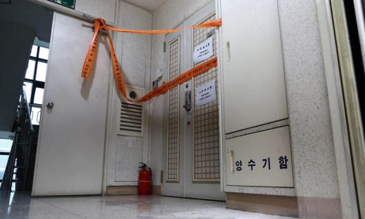 지난 7월 21일 인천에서 사제 총기를 발사해 가족을 숨지게 한 피의자의 주거지에 폴리스 라인이 설치돼 있다. 연합뉴스