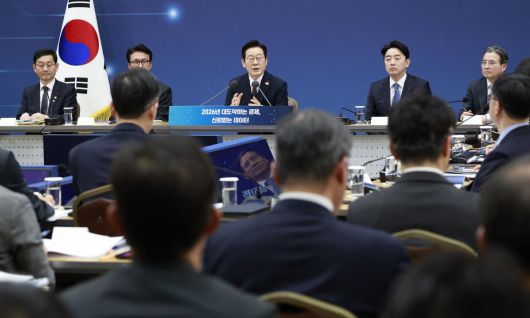 “인사 문제 있다면 텔레그램 달라” 이재명 대통령이 11일 세종시 정부컨벤션센터에서 열린 기획재정부-국가데이터처 업무보고에 참석해 발언하고 있다. 이 대통령은 이날 “공직사회에 심각한 인사 문제가 있다면 익명 텔레그램으로라도 보내달라”며 즉각 시정하겠다고 말했다. 세종=뉴시스