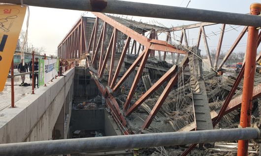 지난 11일 광주 서구 치평동 광주대표도서관 건설 현장에서 콘크리트 타설 작업 중 구조물 붕괴 사고가 나 소방 당국이 매몰된 것으로 추정되는 작업자 4명을 구조 중이다. 뉴시스