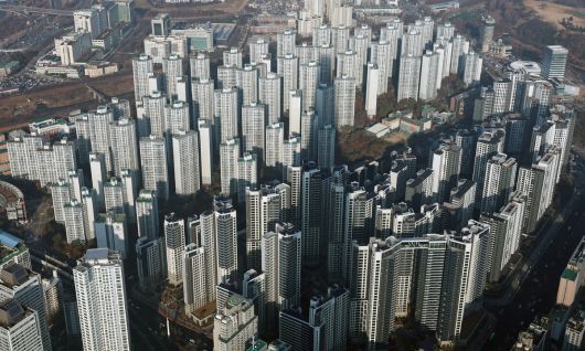서울 송파구 롯데월드타워 전망대 서울스카이에서 내려다 본 송파구의 아파트 단지. 뉴스1