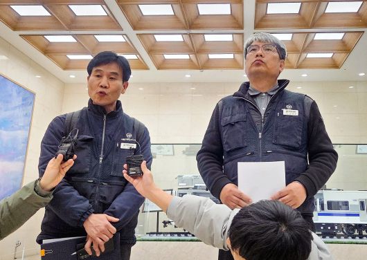 민주노총 공공운수노조 서울교통공사노동조합 김태균 위원장(오른쪽)과 김진환 교육소통실장이 12일 서울 성동구 서울교통공사 본사에서 임금·단체협약 협상 타결과 관련해 설명하고 있다. 연합