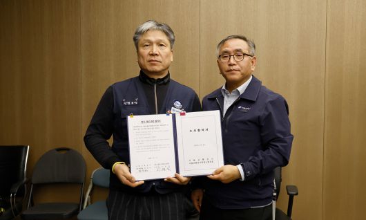 이양섭 서울교통공사통합노조 위원장(왼쪽)과 한영희 서울교통공사 기획본부장(사장 직무대행)이 12일 서울 성동구 서울교통공사 본사에서 임금·단체협약 합의서를 체결한 뒤 기념촬영하고 있다. 서울교통공사 제공