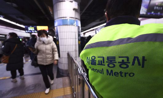 12일 오전 서울 중구 서울지하철 1호선 서울역에서 시민들이 출근길에 나서고 있다. 뉴시스