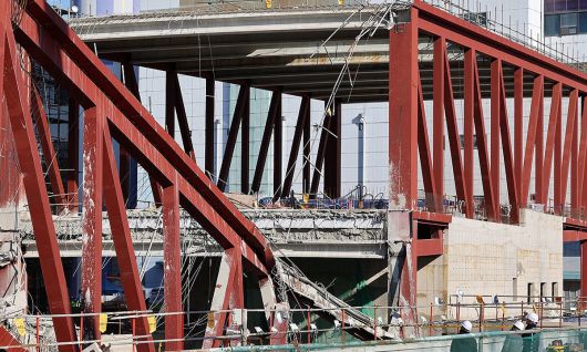 12일 오후 광주 서구 치평동 광주대표도서관 붕괴 사고 현장에서 관계자들이 구조물 안정화 작업을 위해 현장을 살펴보고 있다. 연합뉴스