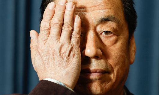 박영걸 만물도깨비경매장 회장이 경기 용인시 처인구 만물도깨비경매장에서 경매 진행에 앞서 물품을 감정하는 포즈를 취하고 있다. 박 회장은 경매를 쉬는 날에도 대형마트나 전자상가를 찾아 요즘 잘 팔리는 제품이 뭔지, 적정가격은 얼마인지 조사한다고 밝혔다.