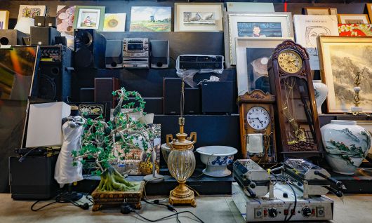 경기 용인시 처인구 만물도깨비경매장 골동품경매장에 경매를 기다리는 각종 물품들이 놓여 있다.