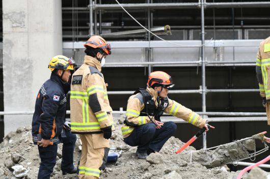 김승룡 소방청장 직무대행이 13일 광주대표도서관 붕괴 사고 현장에서 마지막 실종자 수습 상황을 살펴보고 있다. 연합
