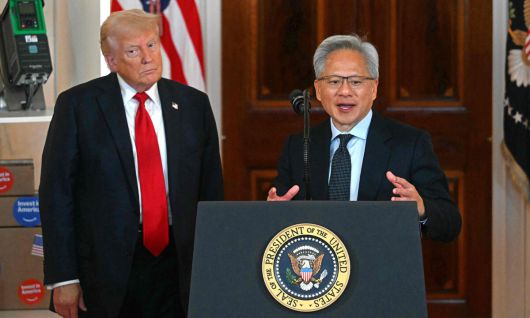 젠슨 황 엔비디아 최고경영자(오른쪽)와 도널드 트럼프 미국 대통령이 지난 4월 미 백악관에서 기자회견을 진행하고 있다. AFP연합