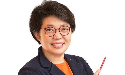 법정 경험 속 갈등의 순간을 감성으로 다듬은 시집 펴낸 안귀옥 변호사.