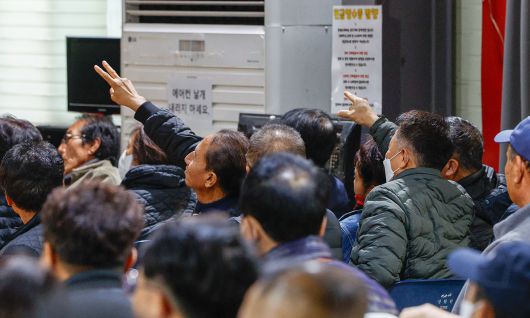 박영걸 만물도깨비경매장 회장이 경기 용인시 처인구 만물도깨비경매장에서 경매를 진행하는 가운데 같은 가격에 입찰한 시민들이 가위바위보를 하고 있다.