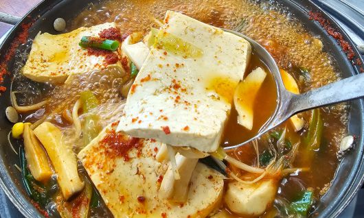 메인 메뉴인 두부찌개.
