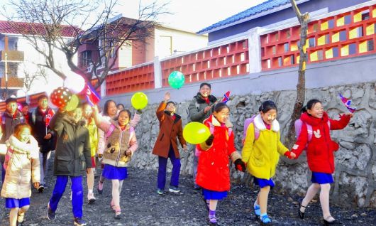 북한 노동당 기관지 노동신문은 12일 신원군 월당농장과 염주군 내중농장에서 새집들이가 진행됐다고 보도했다.