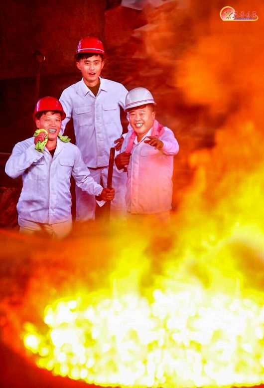 북한 노동당 기관지 노동신문은 6일 "끓는 쇠물을 바라보며 기쁨에 넘쳐 있는 평양강철공장의 용해공들"이라고 선전했다.