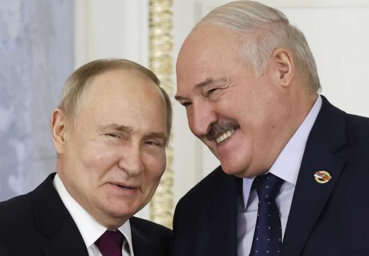 알렉산드르 루카셴코 벨라루스 대통령(오른쪽)과 블라디미르 푸틴 러시아 대통령. 두 사람은 절친한 사이로 러시아와 벨라루스는 군사 동맹이나 다름없는 관계다. AP연합뉴스