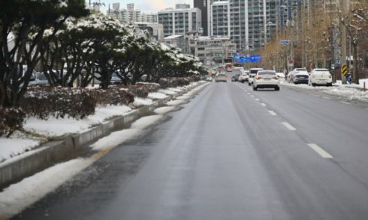 전날 내린 눈으로 빙판길과 도로 살얼음(블랙아이스), 결빙 등이 나타나는 곳이 있겠으니 교통사고나 낙상사고 등이 일어나지 않도록 각별히 주의해야 한다. 뉴스1 자료사진