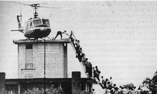 1975년 4월 29일 사이공(현 호찌민시) 한 아파트 건물 옥상에서 에어 아메리카 헬리콥터가 남베트남 관리들과 그 가족들을 대피시키는 모습.
