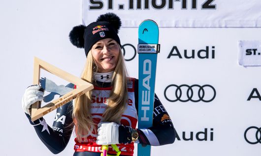 린지 본이 13일(현지시간) 스위스 생모리츠에서 열린 2025∼2026 FIS 알파인 월드컵 여자 활강에서 은메달을 딴 뒤 기념 촬영을 하고 있다. 생모리츠=EPA연합뉴스