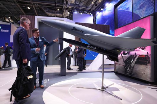 지난 9월 9일 런던에서 열린 안보장비 전시회에서 참석자들이 무인기 모형을 관람하고 있다. AFP연합뉴스