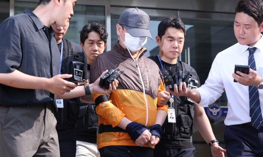 ‘사제 총기 살인 사건’ 피의자 A(62)씨가 지난 7월30일 인천논현경찰서에서 검찰로 송치되고 있다. 인천=뉴스1