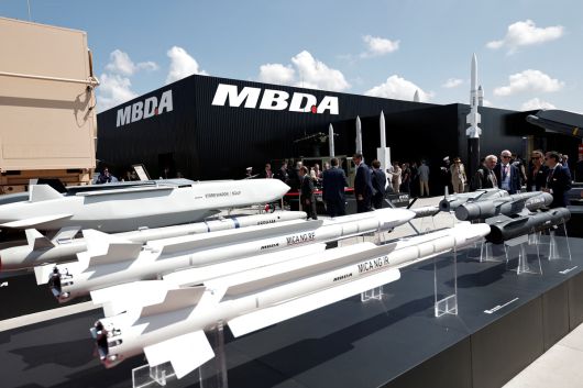 지난 6월 15일 파리에서 열린 파리 에어쇼에서 유럽 MBDA가 만드는 공대공미사일 등이 전시되어 있다. 로이터연합뉴스