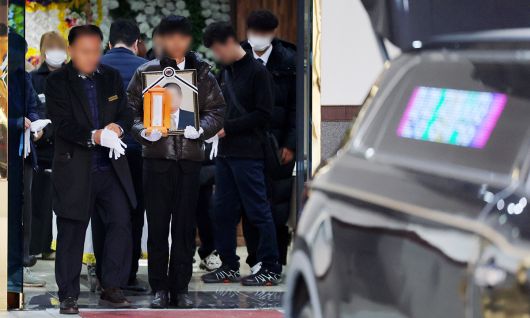 15일 광주 광산구 한 장례식장에서 '광주대표도서관 붕괴 사고' 희생자 중 한 명인 50대 김모 씨의 발인식이 엄수되고 있다. 연합뉴스