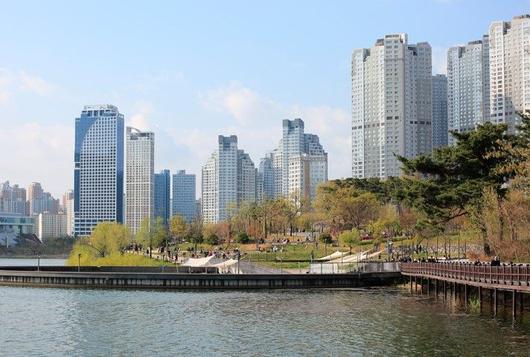 오피스텔은 교통·배후수요·상품성의 영향을 아파트보다 더 크게 받는다. 실거주자는 관리비와 커뮤니티까지 꼼꼼히 확인해야 한다. 게티이미지