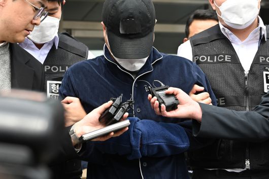 일가족 5명을 살해하고 극단적 선택을 시도한 50대 남성이 구속 전 피의자 심문(영장실질심사)에 출석하기 위해 지난 4월17일 경기도 용인동부경찰서 유치장을 나오고 있다. 용인=뉴시스