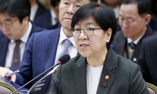 정은경 복지부 장관이 16일 정부세종컨벤션센터에서 열린 업무보고에서 이재명 대통령에게 보건복지부 업무보고를 하고 있다. 연합뉴스