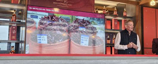 앤드류 샌드(Andrew Shand) 기원 위스키 마스터 디스틸러가 홍고추 위스키 탄생 스토리를 설명하고 있다. 박윤희 기자