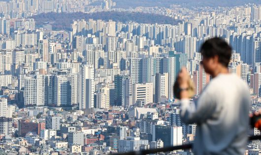 서울 중구 남산에서 바라본 아파트 단지. 뉴스1