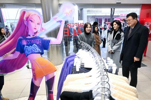 이부진 한국방문의해위원장과 김대현 문화체육관광부 2차관이 17일 서울 명동 에잇세컨즈 매장에서 '코리아그랜드세일' 현장점검을 하고 있다.