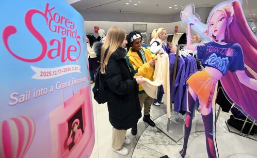 문화체육관광부와 한국방문의해위원회가 외국인의 방한 관광과 소비를 촉진하기 위한 쇼핑관광축제 '2026 코리아그랜드세일'을 내년 2월 22일까지 개최한다. 17일 서울 명동 에잇세컨즈 매장에서 외국인 관광객이 케이팝데몬헌터즈 협업 상품을 살펴보고 있다.