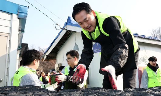 張 대표 “국민의힘 당명 개정 검토” 국민의힘 장동혁 대표가 17일 경기 고양 화전마을에서 ‘청년과 함께 따뜻한 겨울나기’ 연탄 배달 봉사활동을 하고 있다. 장 대표는 당 쇄신 방안으로 당명 변경을 검토할지에 대해 “국민의힘이 새롭게 태어나기 위해 방향과 보수 가치를 재정립하는 과정이 필요하고, 그에 수반해 필요하다면 당명 개정도 함께 검토할 수 있다”고 밝혔다. 고양=뉴시스