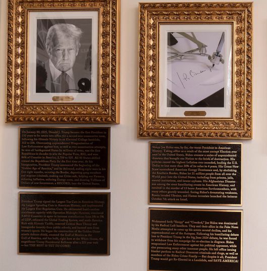 트럼프, 바이든 얼굴 대신 서명기계… “최악의 대통령” 조롱도 미국 워싱턴 백악관 업무동 회랑의 ‘대통령 명예의 길’에 걸린 도널드 트럼프 대통령과 조 바이든 전 대통령의 서명 사진 아래에 17일(현지시간) 새로운 동판이 부착돼 있다. 인물 평가와 재임 업적을 소개하는 이 동판은 트럼프 대통령이 직접 작성한 것으로, 일부 전임자들을 조롱·비방하는 표현을 담아 논란이 일고 있다. 초상화 대신 자동 서명기 사진이 걸린 바이든 전 대통령에 대해 “슬리피 조(졸린 조) 바이든은 미국 역사상 최악의 대통령”이라며 “미국에서 가장 심각한 부정선거의 결과로 당선됐다”는 트럼프 대통령 자신의 주장(작은 사진)을 그대로 적었다. 워싱턴=AP·로이터연합뉴스