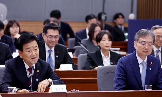 19일 서울 종로구 정부서울청사 별관에서 열린 외교부(재외동포청)·통일부 업무보고에서 정동영 통일부 장관(왼쪽)과 조현 외교부 장관(오른쪽)이 나란히 앉아있다. 대통령실통신사진기자단 제공