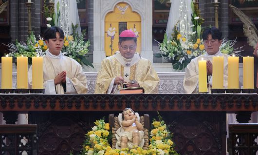 서울서도 ‘오 구주 오셨네’ 정순택 천주교 서울대교구 대주교가 25일 서울 중구 명동대성당에서 성탄 대축일 낮 미사를 집전하는 모습. 정 대주교는 “어둠 속을 걷던 백성이 큰 빛을 봅니다. 암흑의 땅에 사는 이들에게 빛이 비칩니다”라는 성경 이사야서 9장 1절을 인용하며 “삶의 상처와 외로움, 고립과 불평등 속에서 고단한 시간을 보내는 이들에게 주님의 위로와 희망의 빛이 넉넉히 스며들기를 청한다”고 말했다. 사진공동취재단