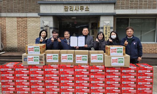 모아진 라면을 전달하기 복지시설 등에 전달한 그린마더스 클럽 회원과 후원자들.