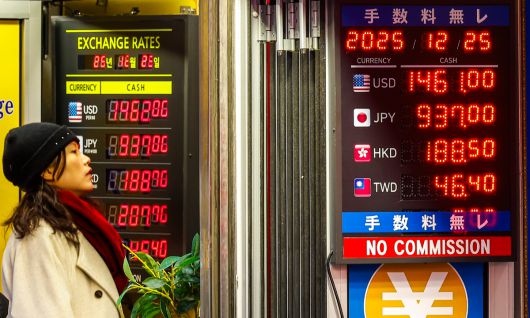 정부의 외환 수급대책 발표 이후 원·달러 환율이 하락한 가운데 25일 서울 중구 명동의 환전소 전광판에 환율 정보가 나타나있다. 뉴시스