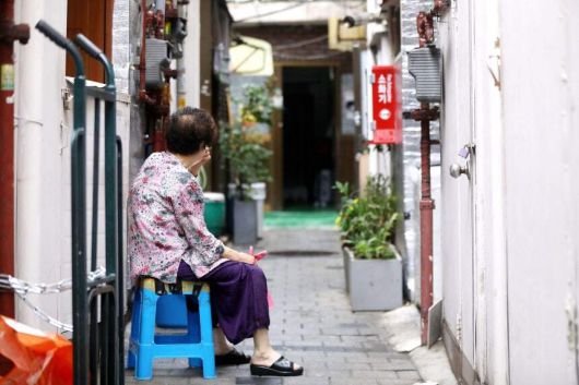 한 노인이 쪽방촌 골목길에 혼자 나와 앉아 있다. 뉴시스