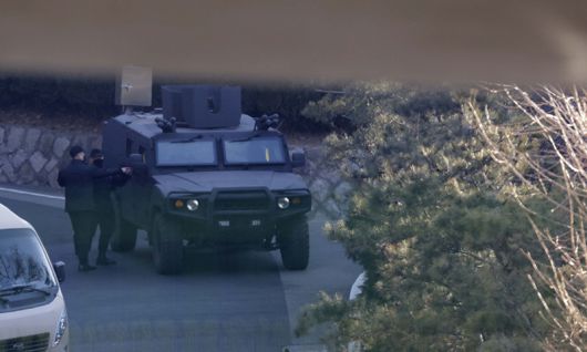 공수처가 당시 윤석열 대통령에 대한 체포영장 집행을 시도한 지난 1월 3일 서울 용산구 대통령 관저 안에서 장갑차가 이동하는 모습. 뉴시스