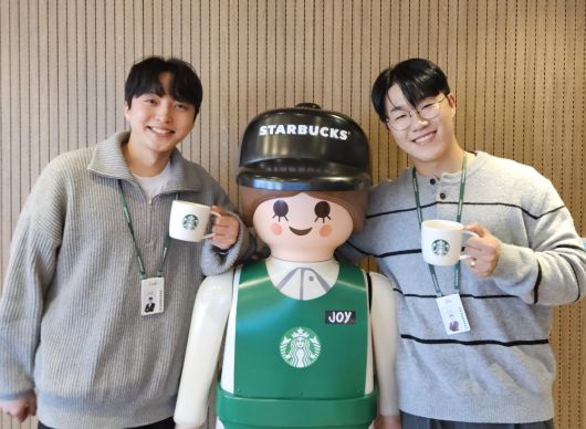 지난달 17일 서울역 인근 스타벅스 아카데미에서 세계일보와 인터뷰 중인 스타벅스 코리아 대내협력팀 전현우(오른쪽) 파트너와 김준형 파트너.