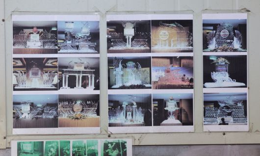 작업장 출입문에 예전에 만들었던 얼음조각 작품 사진들이 붙어 있다.